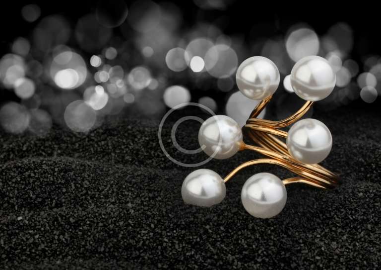Jewelry items that go well with pearls and gold